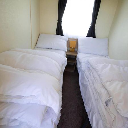 Great 8 Berth Caravan For Hire In Skegness Ref 33069F Экстерьер фото