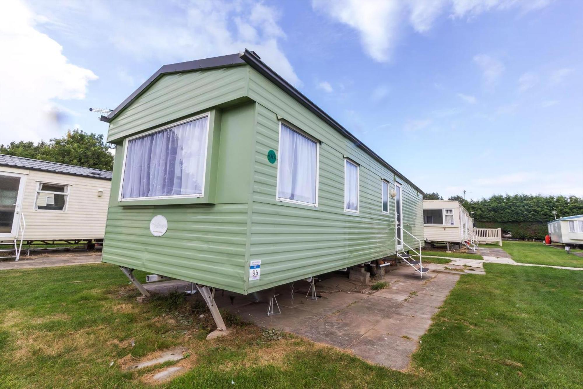 Great 8 Berth Caravan For Hire In Skegness Ref 33069F Экстерьер фото